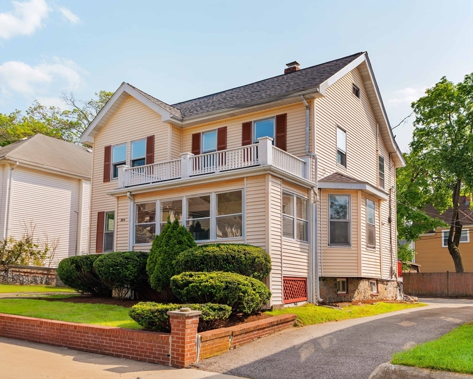 Boston, MA 02132 | 4 beds | 2.5 baths | $899,000
